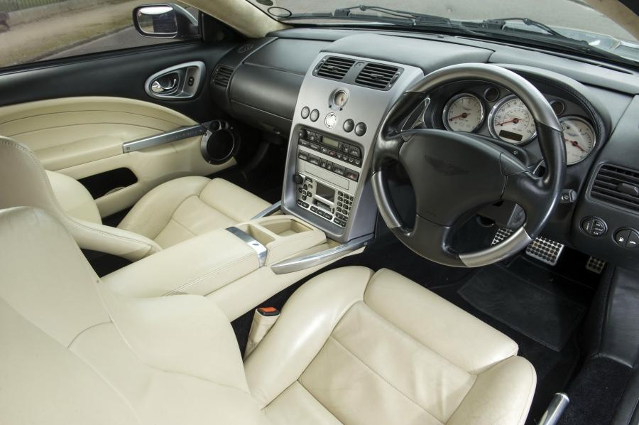 Интерьер Aston Martin V12 Vanquish 2001 года  (UK) (фото 3 из 44)